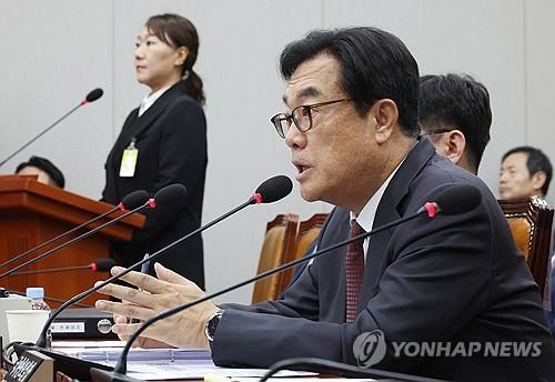 지난 1일 국회에서 열린 운영위원회의 대통령비서실과 국가안보실, 대통령 경호처 대상 국정감사에서 정진석 비서실장이 의원 질의에 답변하고 있다. 왼쪽 증언대엔 김 여사 공천 개입 의혹을 제기한 강혜경 씨가 서있다. [연합뉴스]